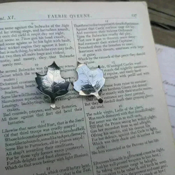 Vintage silver leaf bergerie clip on earrings - Picture 2 of 9